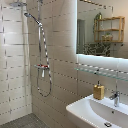 Gruene Idylle Nahe Hauptbahnhof & Hufeisensee Mit Parkplatz & Terrasse * Галль